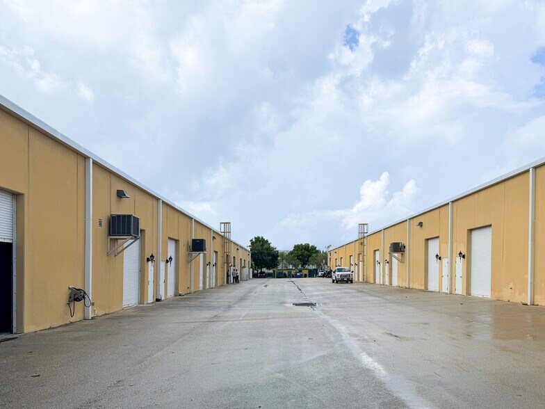 660 NW Enterprise Dr, Port Saint Lucie, FL à louer - Photo de l’immeuble – Image 3 sur 8