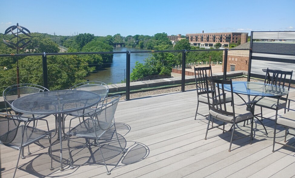 1 E Benton St, Aurora, IL à louer - Photo de l’immeuble – Image 3 sur 3