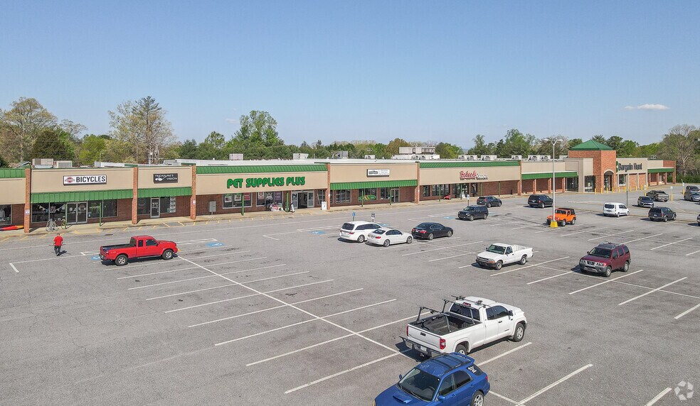 2449 N Center St, Hickory, NC à louer - Photo de l’immeuble – Image 2 sur 4