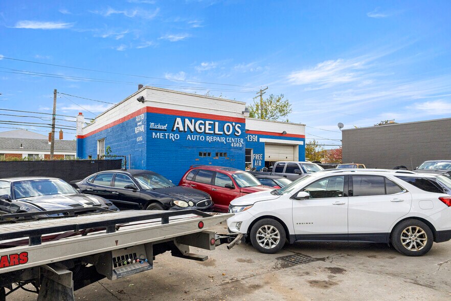 4505 Allen Rd, Allen Park, MI à louer - Photo de l’immeuble – Image 2 sur 38