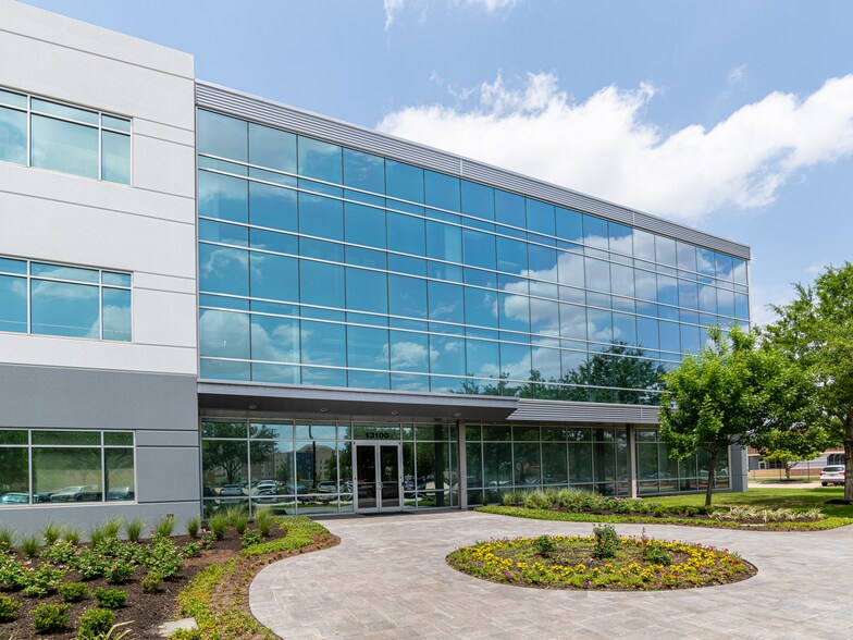 13100 Wortham Center Dr, Houston, TX à louer - Photo de l’immeuble – Image 2 sur 10
