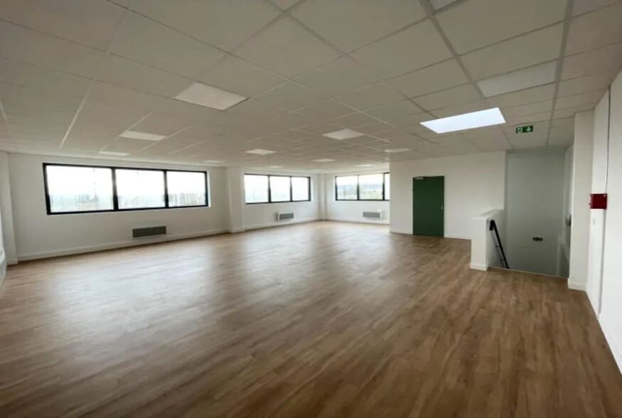 Local d'activités dans Persan à vendre - Photo de l’immeuble – Image 3 sur 6