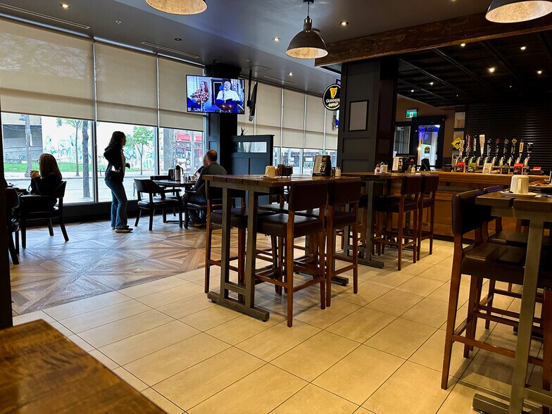 430 Ouellette Ave, Windsor, ON à louer - Photo intérieure – Image 1 sur 4