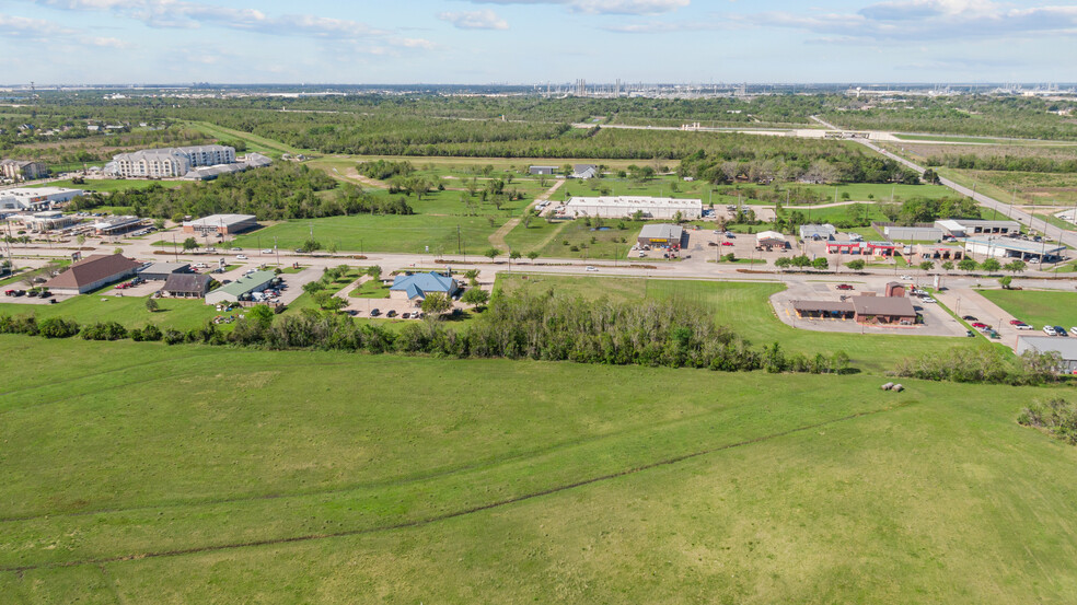 Eagle Dr, Mont Belvieu, TX à vendre - Photo de l’immeuble – Image 3 sur 23