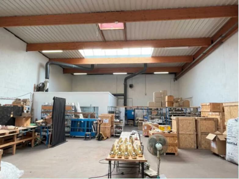Local d’activités dans Décines-Charpieu à louer - Photo de l’immeuble – Image 3 sur 8