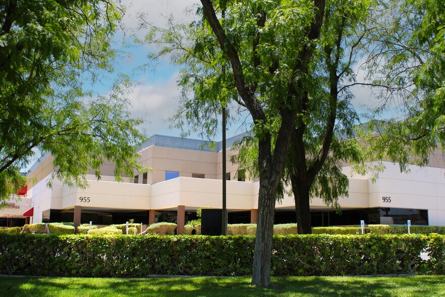 955 Grier Dr, Las Vegas, NV à louer - Photo de l’immeuble – Image 1 sur 5