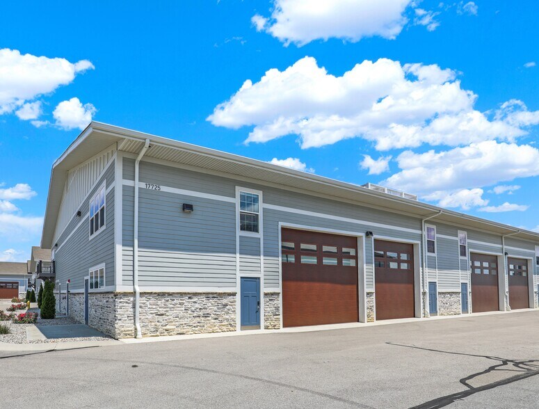 17725 Motor District Cir, Carmel, IN à vendre - Photo de l’immeuble – Image 3 sur 44