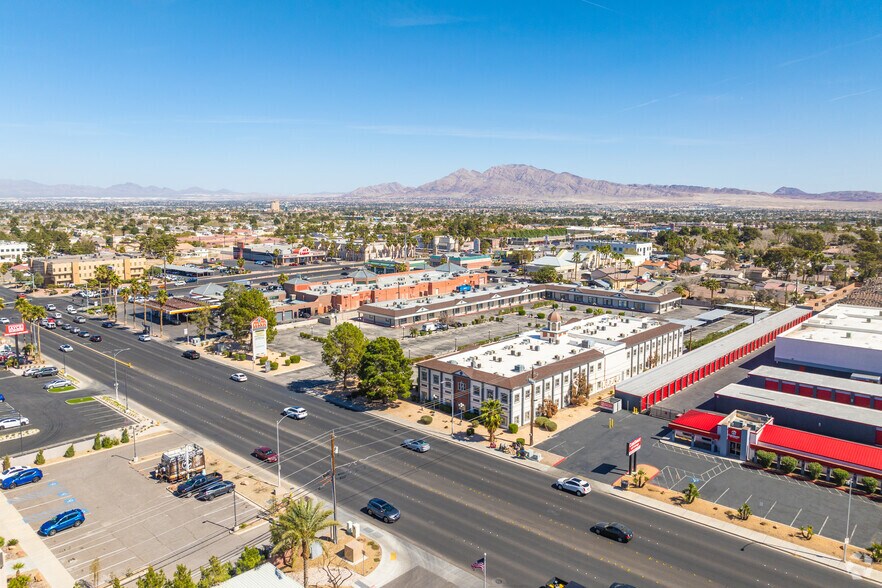 4180 S Pecos Rd, Las Vegas, NV à louer - Photo de l’immeuble – Image 2 sur 5