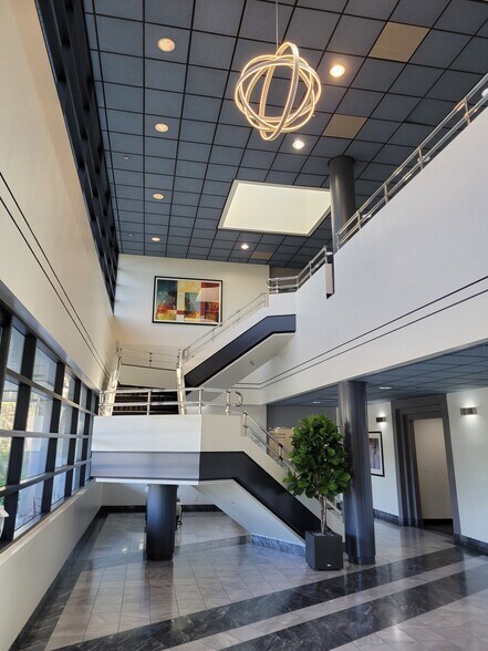 5716 Corsa Ave, Westlake Village, CA à louer - Photo de l’immeuble – Image 3 sur 13