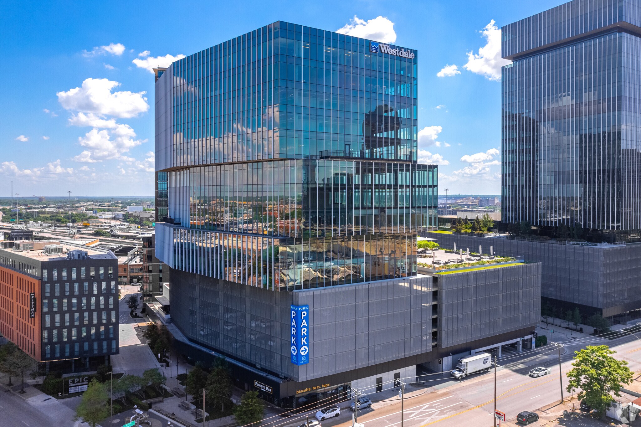 2550 Pacific Ave, Dallas, TX à louer Photo principale– Image 1 sur 31