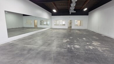 9631-9725 Reseda Blvd, Northridge, CA à louer - Vidéo sur l’annonce professionnelle