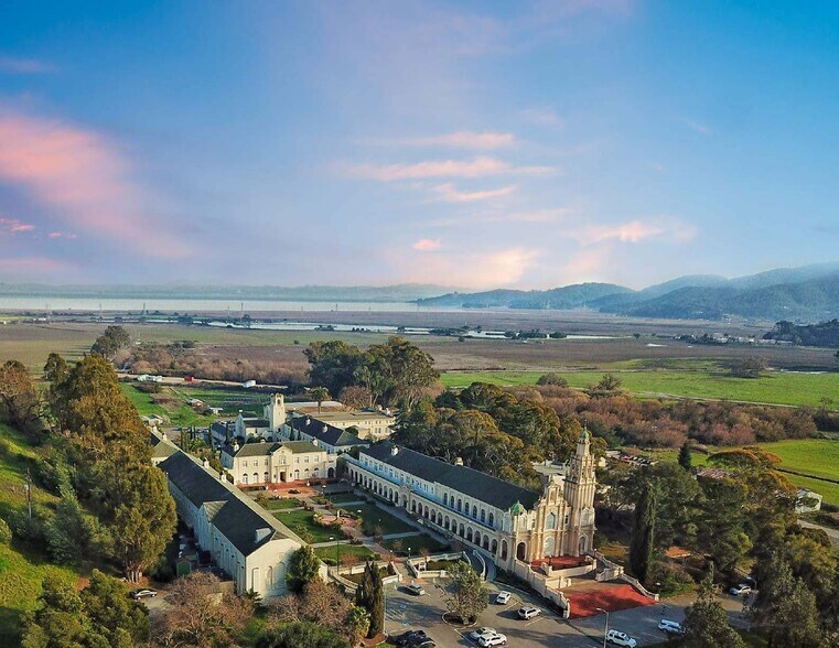 1 Saint Vincents Dr, San Rafael, CA à louer - Photo de l’immeuble – Image 1 sur 13