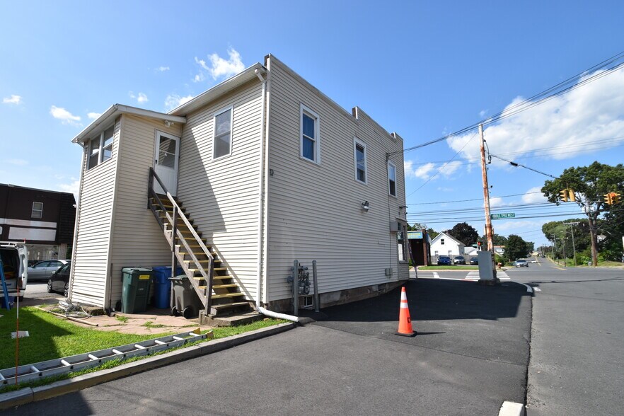172 Middle Tpke W, Manchester, CT à vendre - Photo de l’immeuble – Image 2 sur 13