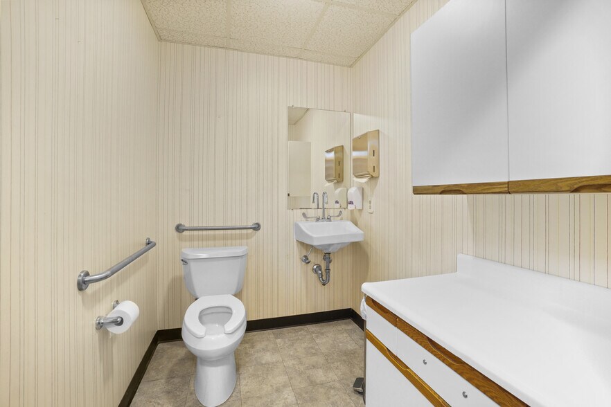 725 Reservoir Ave, Cranston, RI à vendre - Photo intérieure – Image 2 sur 7