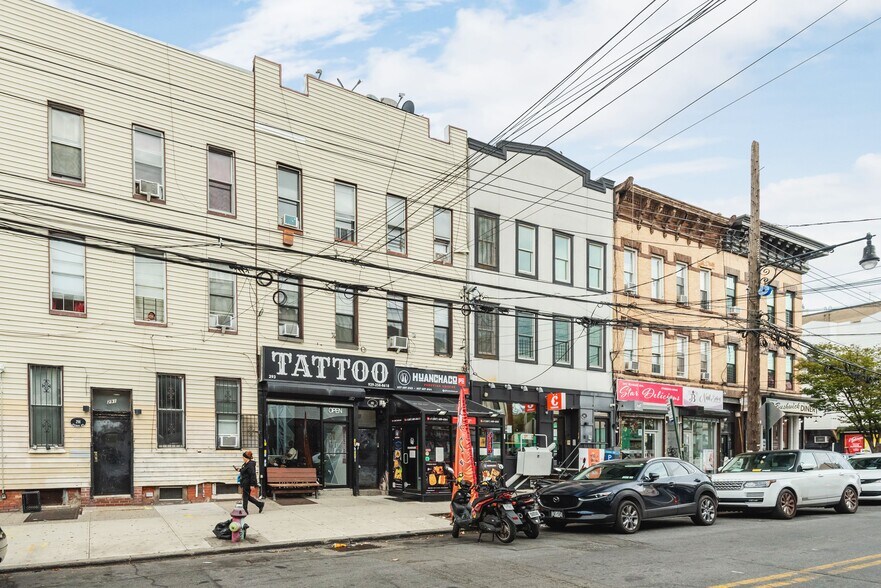 The Wyckoff Avenue Assemblage portefeuille de 4 biens à vendre sur LoopNet.fr - Photo de l’immeuble – Image 2 sur 28