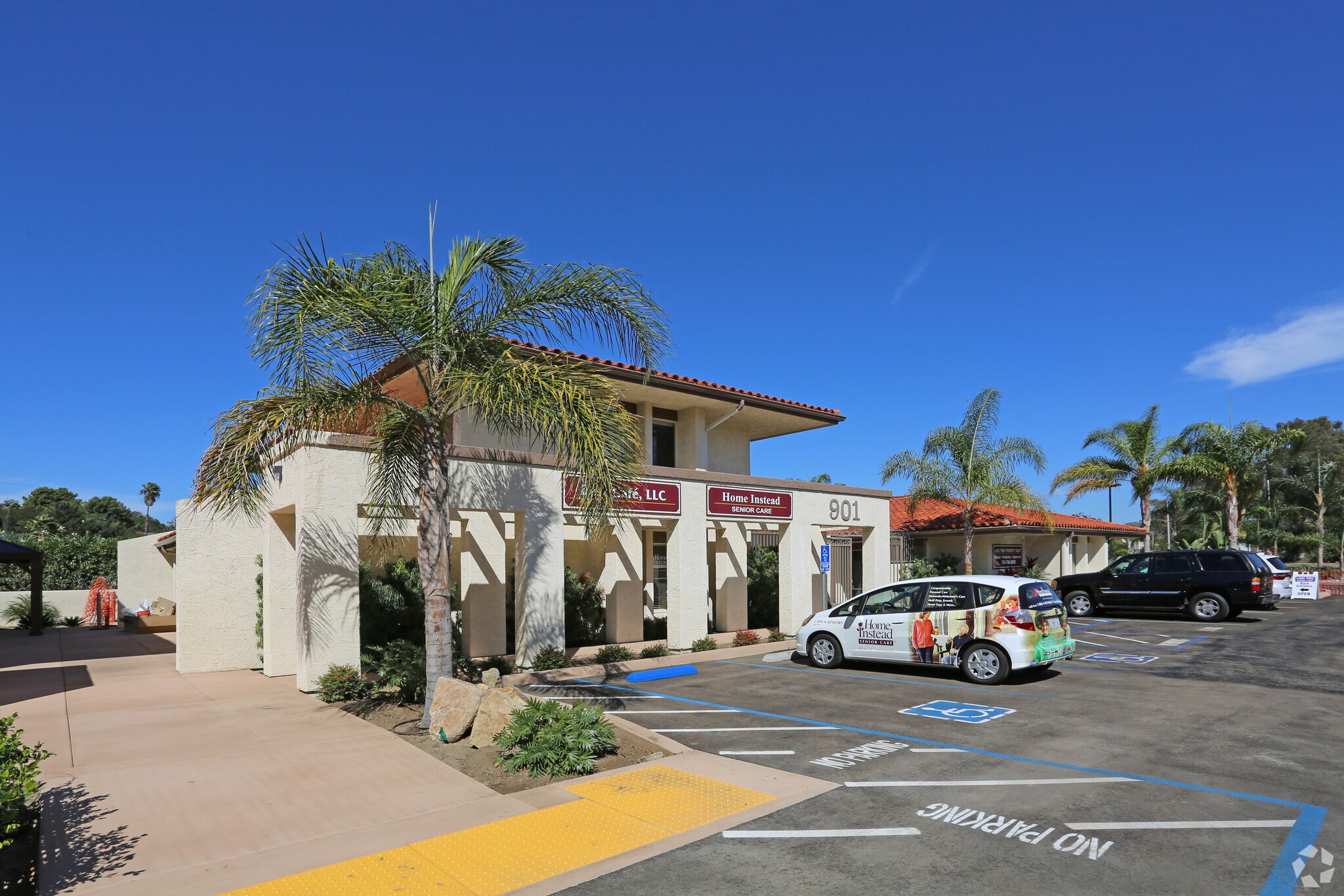911 Hacienda Dr, Vista, CA à louer Photo de l’immeuble– Image 1 sur 7