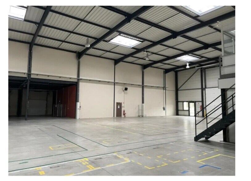 Local d’activités dans Saint-Priest à louer - Photo de l’immeuble – Image 3 sur 11