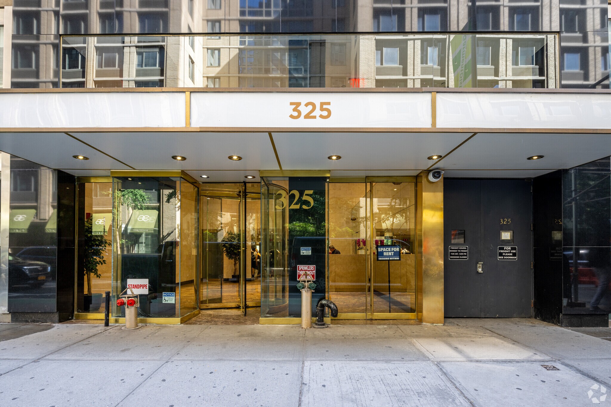 325 W 38th St, New York, NY à louer Photo principale– Image 1 sur 8
