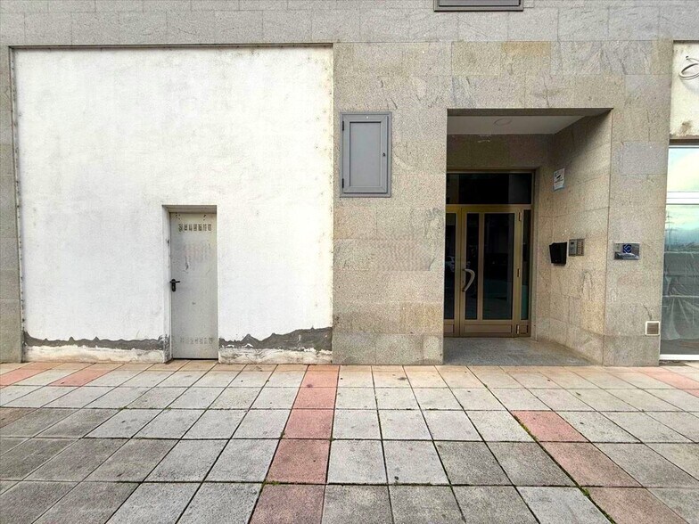 Local commercial dans Ponferrada à vendre - Photo de l’immeuble – Image 2 sur 14