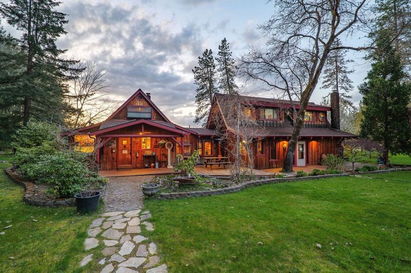 3305 Dick George Rd, Cave Junction, OR à vendre - Photo de l’immeuble – Image 1 sur 67
