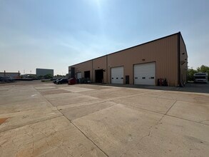 3201 84th Ave NW, Strathcona County, AB à louer Photo de l’immeuble– Image 2 sur 2