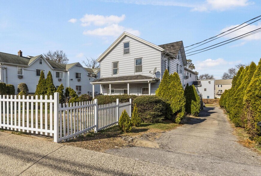 121 Lockwood Ave, Stamford, CT à vendre - Photo principale – Image 1 sur 16