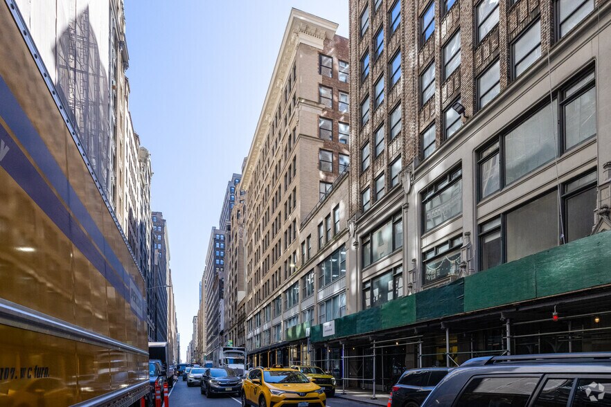 240 W 37th St, New York, NY à louer - Photo de l’immeuble – Image 2 sur 7