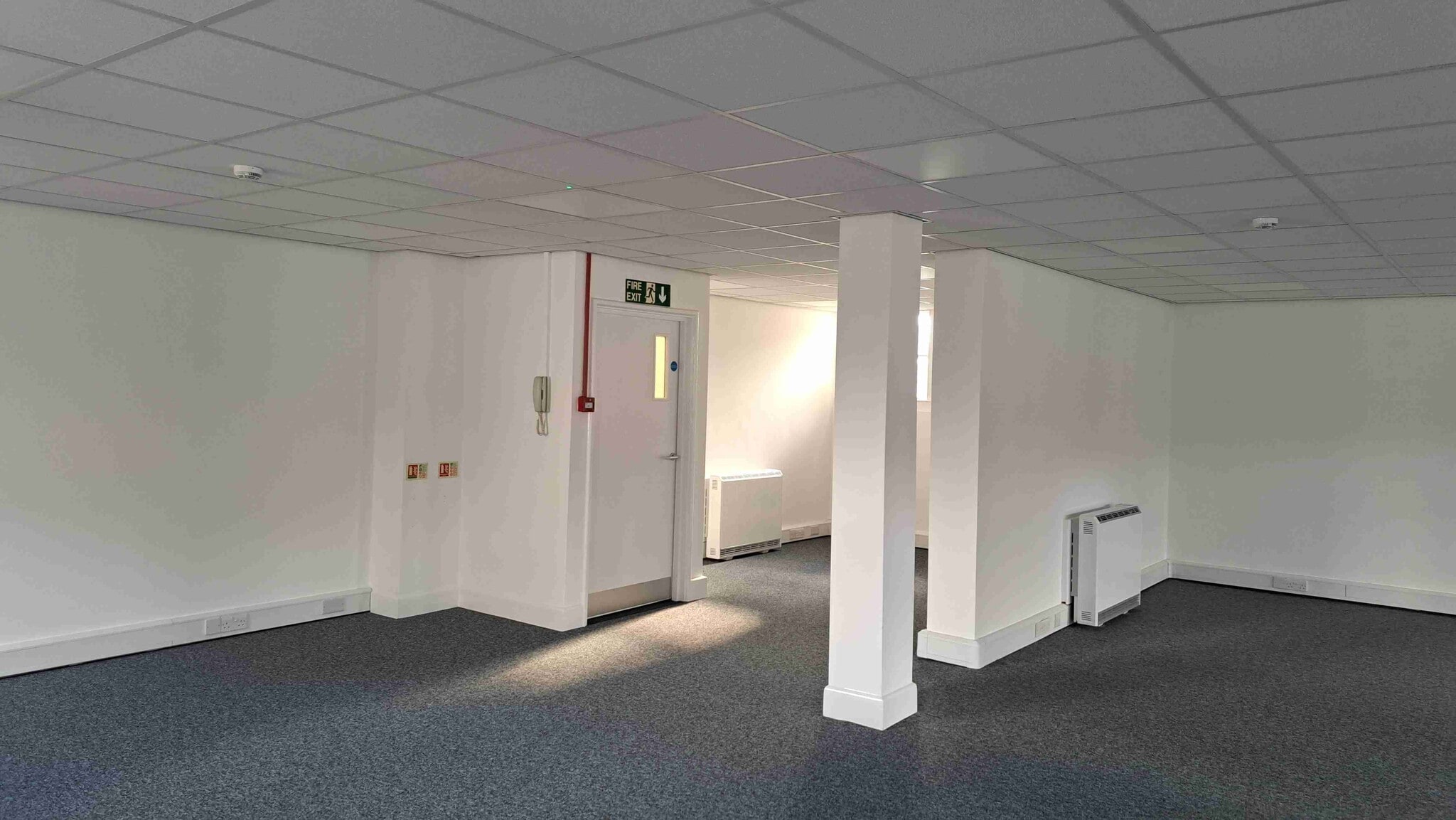 8-9 High St, Marlborough à louer Photo intérieure– Image 1 sur 2