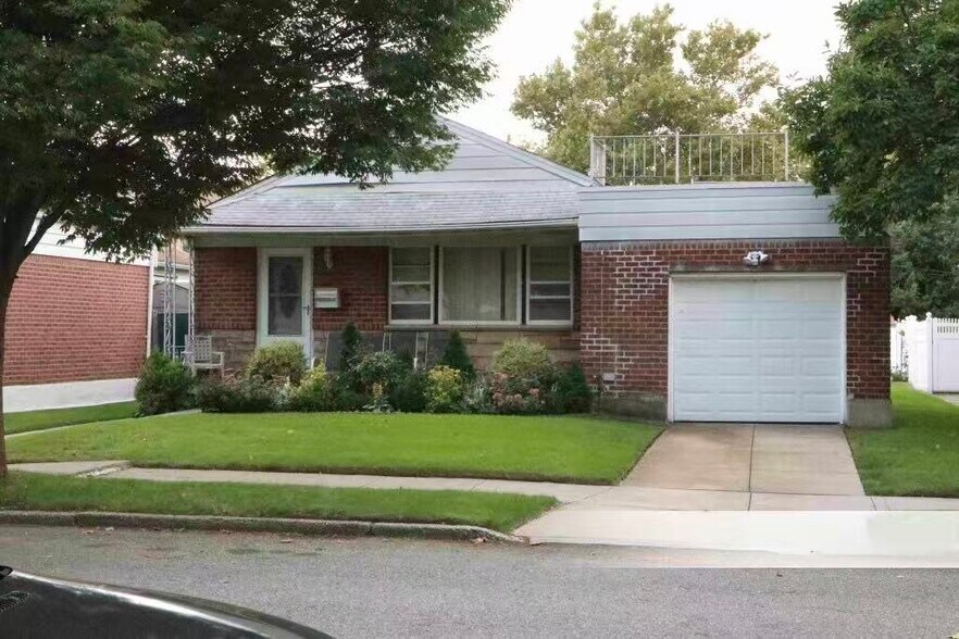 6520 180th St, Fresh Meadows, NY à vendre - Photo de l’immeuble – Image 2 sur 2