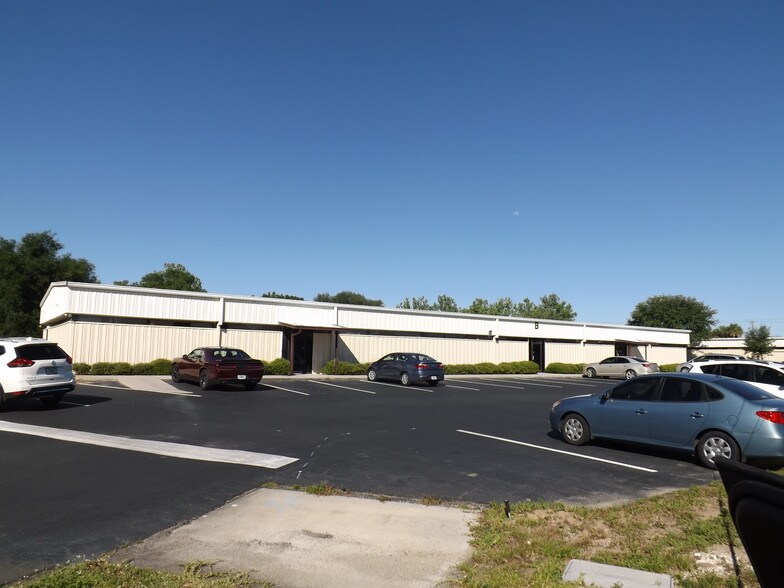 1300 S Duncan Dr, Tavares, FL à vendre - Photo de l’immeuble – Image 2 sur 17