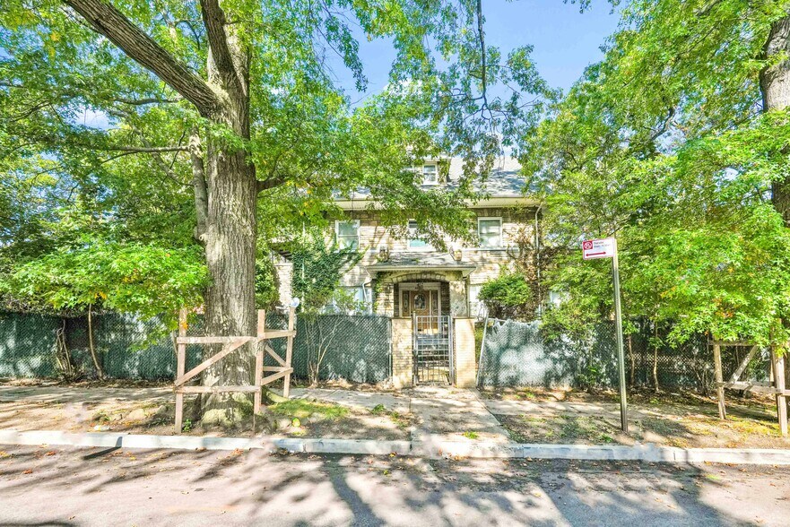 8126 Austin St, Kew Gardens, NY à vendre - Photo de l’immeuble – Image 2 sur 30