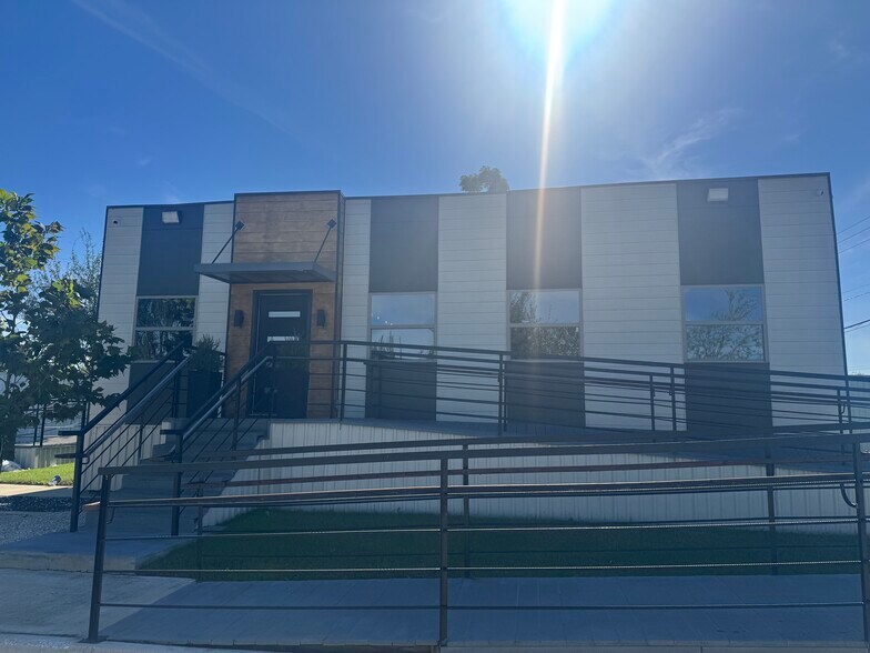 12040 E Hardy Rd, Houston, TX à vendre - Photo de l’immeuble – Image 2 sur 11