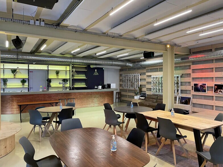 24 Rue De L'Est, Paris à louer - Photo de l’immeuble – Image 2 sur 5