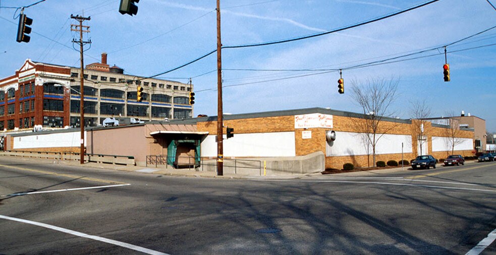 3011 Stanton Ave, Cincinnati, OH à louer - Photo de l’immeuble – Image 3 sur 25