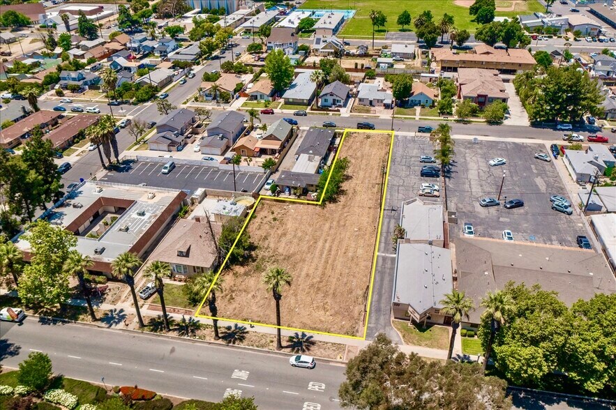 210 N Riverside Ave, Rialto, CA à vendre - Photo de l’immeuble – Image 2 sur 7