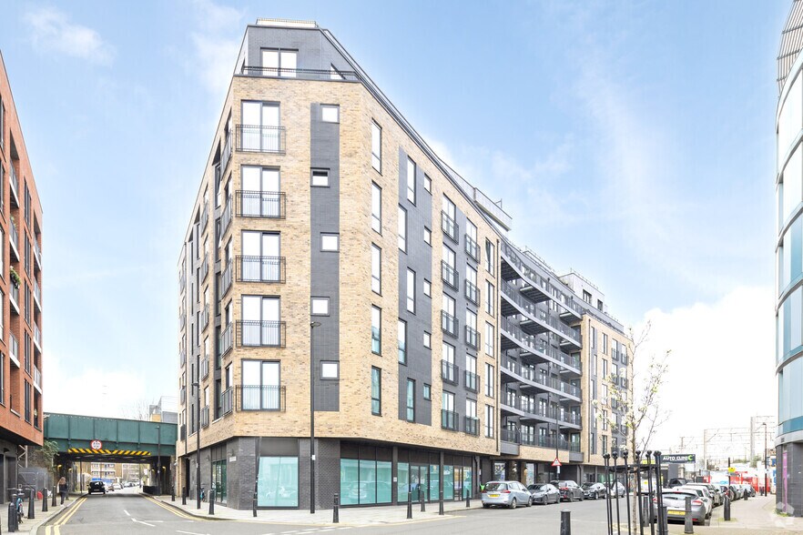 54 Three Colts Ln, Londres à louer - Photo principale – Image 1 sur 3