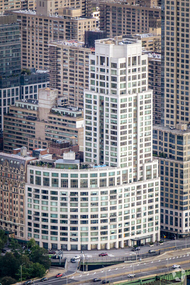 240 Riverside Blvd, New York, NY à louer - Photo de l’immeuble – Image 1 sur 9