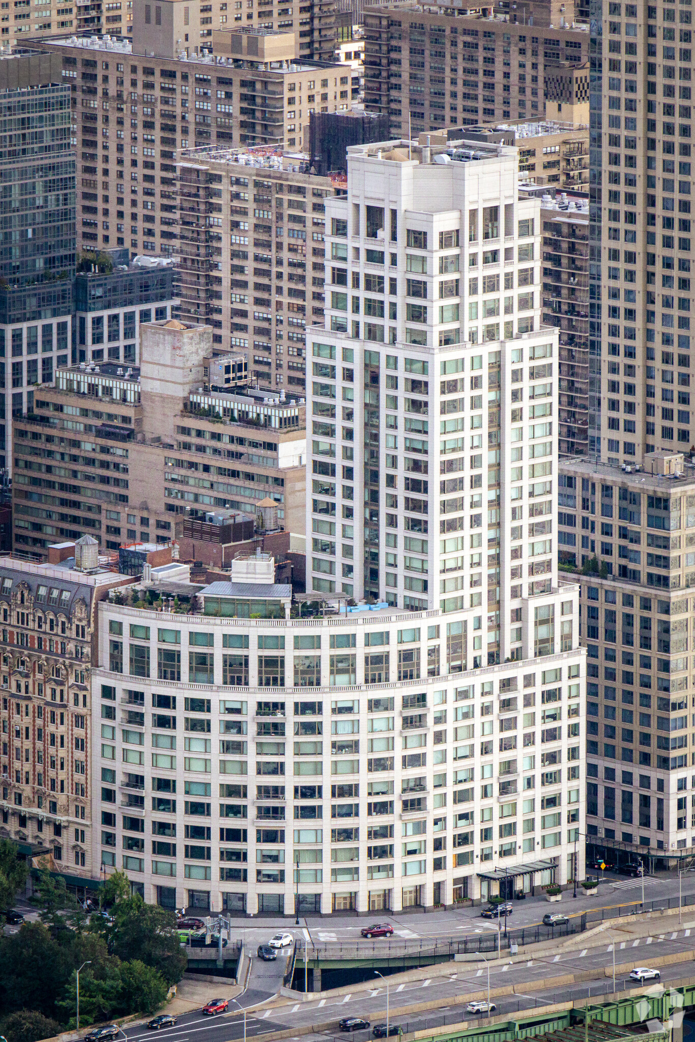 240 Riverside Blvd, New York, NY à louer Photo de l’immeuble– Image 1 sur 10