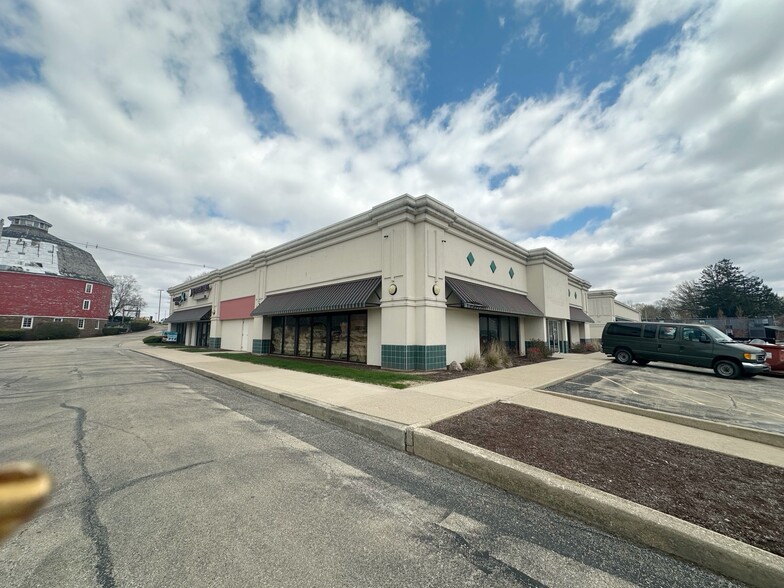 1806-1808 Round Barn Rd, Champaign, IL à louer - Photo de l’immeuble – Image 1 sur 6