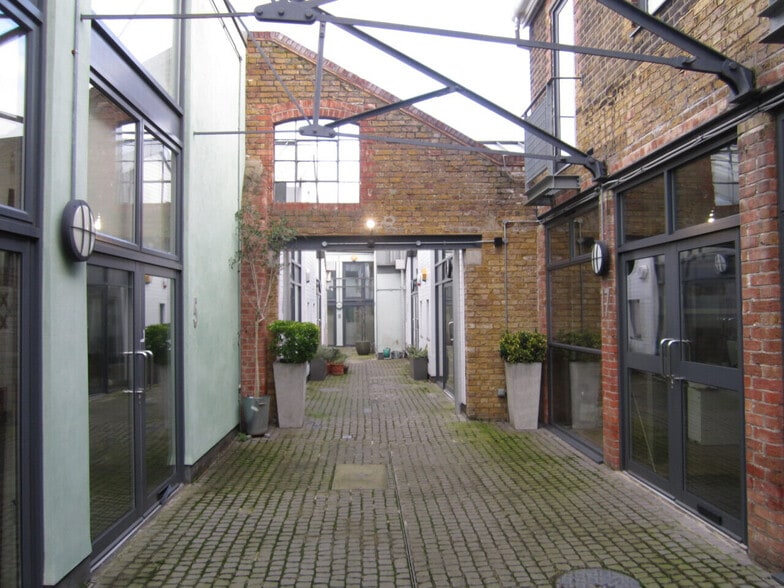 32 Gould Rd, Twickenham à louer - Photo de l’immeuble – Image 1 sur 7