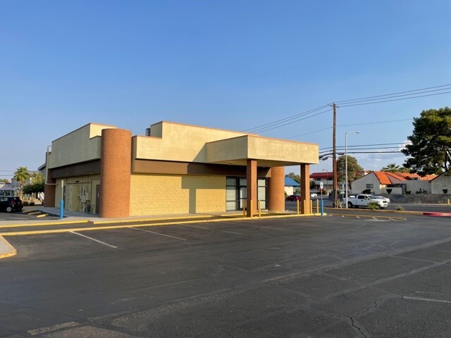 2420-2570 E Desert Inn Rd, Las Vegas, NV à louer Photo de l’immeuble– Image 1 sur 9