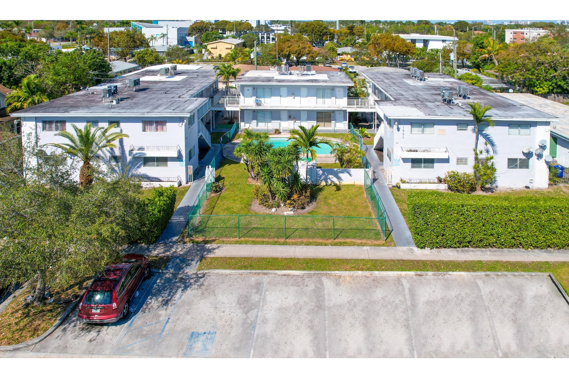 1951 NE 167th St, North Miami Beach, FL à vendre Photo principale– Image 1 sur 10