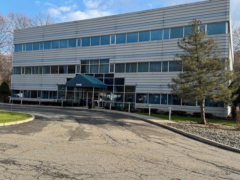 1 Corwin Ct, Newburgh, NY à louer - Photo de l’immeuble – Image 2 sur 26