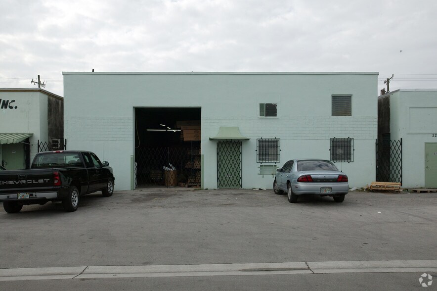 220 W 24th St, Hialeah, FL à louer - Photo de l’immeuble – Image 2 sur 12