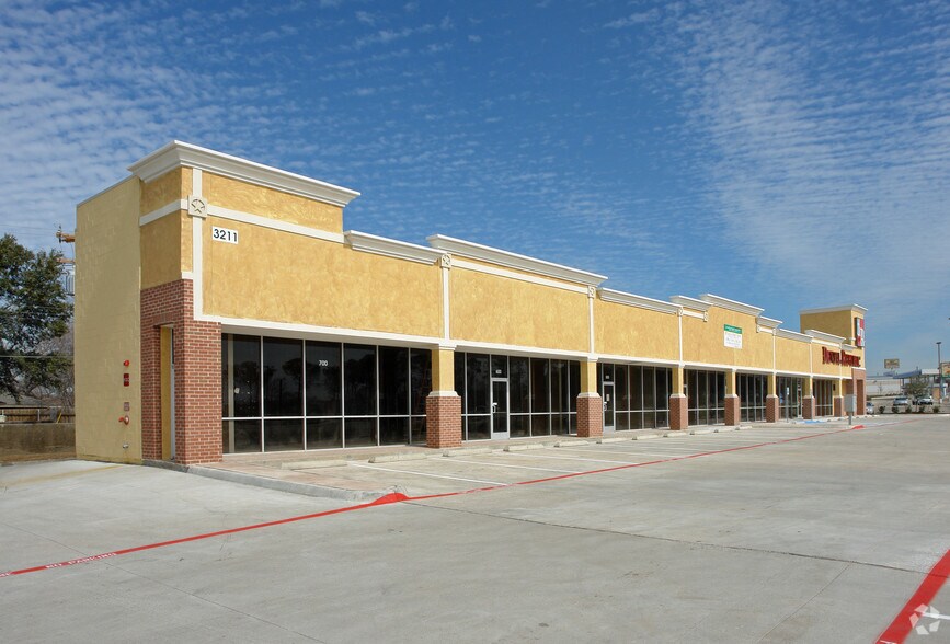 3211 W Northwest Hwy, Dallas, TX à louer - Photo de l’immeuble – Image 2 sur 11