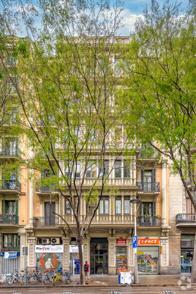 Immeuble residentiel dans Barcelone, Barcelona à vendre - Photo principale – Image 1 sur 4