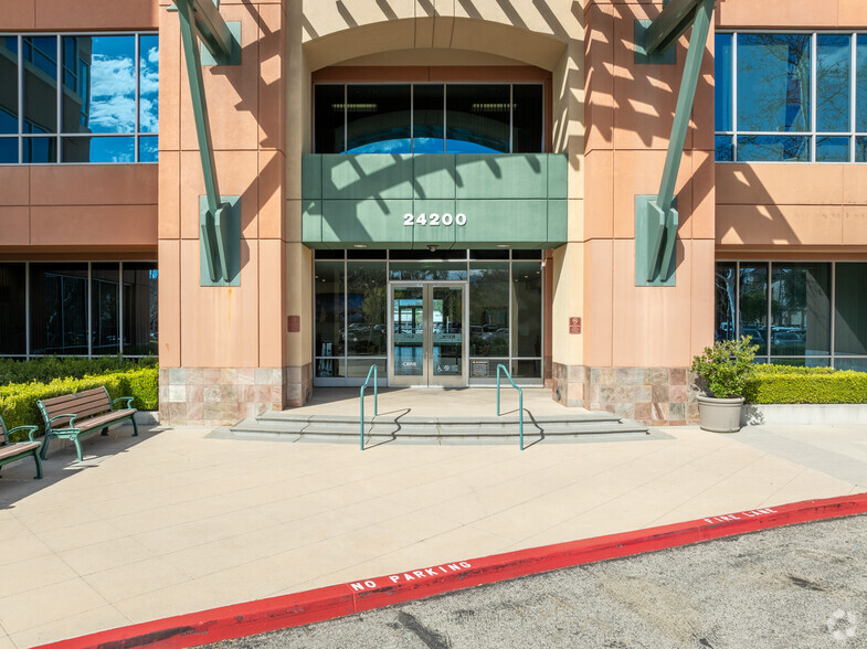 24200 Magic Mountain Pky, Valencia, CA à vendre - Photo de l’immeuble – Image 3 sur 9