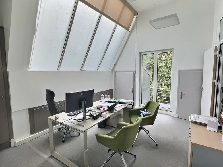 36 Rue De Ponthieu, Paris à louer - Photo de l’immeuble – Image 2 sur 15