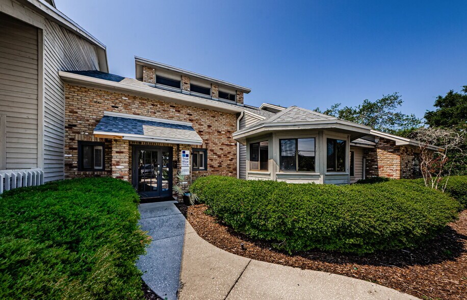 1601 E Bay Dr, Largo, FL à vendre - Photo de l’immeuble – Image 2 sur 31