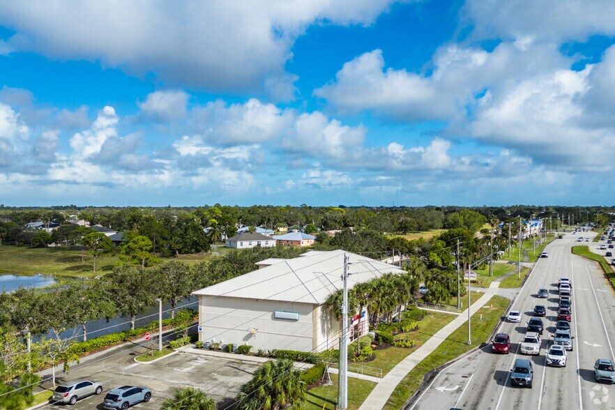 1775 SW Gatlin Blvd, Port Saint Lucie, FL à louer - Photo de l’immeuble – Image 2 sur 5